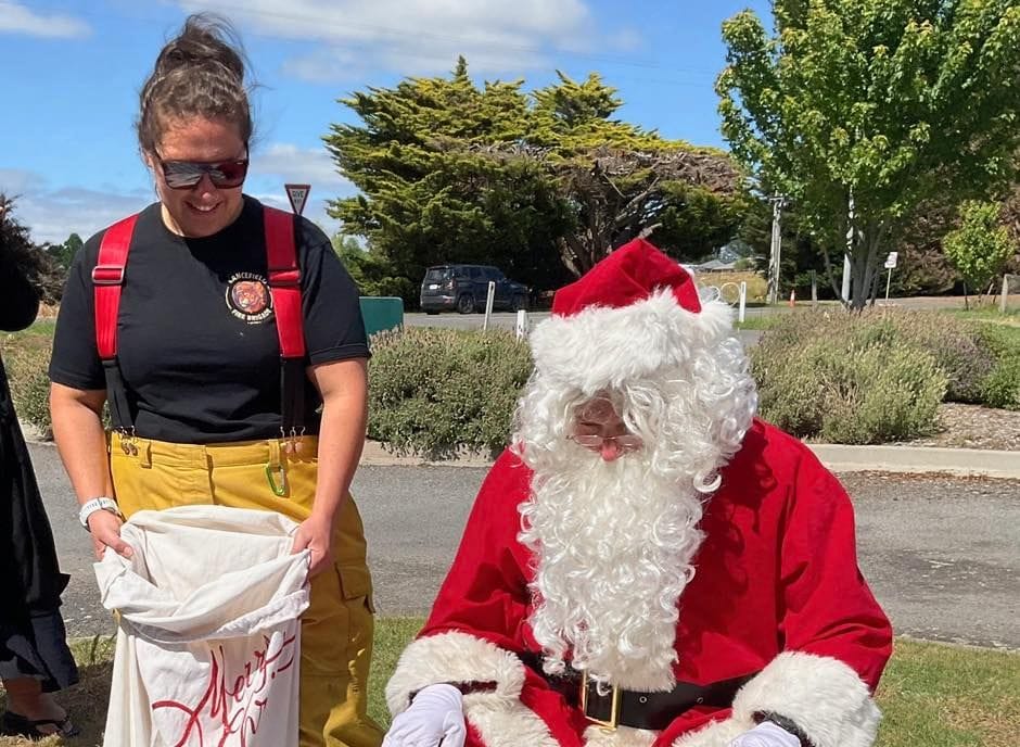 Santa Claus visits Lancefield EEC